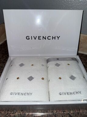 Givenchy get the taco off your face cloths New in the box